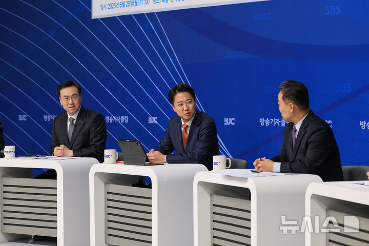 [서울=뉴시스] 김금보 기자 = 이준석 개혁신당 대선 후보가 26일 오전 서울 양천구 한국방송회관에서 열린 한국방송기자클럽 초청 토론회에 참석해 있다. (공동취재) photo@newsis.com