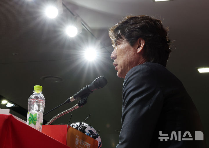 [서울=뉴시스] 이영환 기자 = 홍명보 축구대표팀 감독이 26일 오전 서울 종로구 축구회관에서 6월 A매치에 나설 대표팀 명단 발표를 마친 후 취재진의 질문에 답하고 있다. 홍명보 감독이 이끄는 축구대표팀은 오는 6월6일 이라크 바스라에서 이라크와 9차전 원정 경기를 치른 뒤 10일 서울월드컵경기장에서 쿠웨이트와 최종 10차전 홈 경기를 벌인다. 2025.05.26. 20hwan@newsis.com