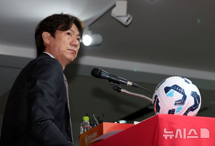 [서울=뉴시스] 이영환 기자 = 홍명보 축구대표팀 감독이 26일 오전 서울 종로구 축구회관에서 6월 A매치에 나설 대표팀 명단 발표를 마친 후 취재진의 질문을 듣고 있다.&nbsp; 홍명보 감독이 이끄는 축구대표팀은 오는 6월6일 이라크 바스라에서 이라크와 9차전 원정 경기를 치른 뒤 10일 서울월드컵경기장에서 쿠웨이트와 최종 10차전 홈 경기를 벌인다. 2025.05.26. 20hwan@newsis.com