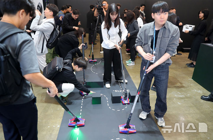 [서울=뉴시스] 김혜진 기자 = 26일 오전 서울 성동구 무신사스퀘어성수4에서 열린 다이슨 신제품 청소기 '펜슬백' 공개 행사에서 관계자들이 제품을 체험하고 있다. 2025.05.26. jini@newsis.com