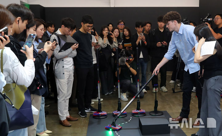 [서울=뉴시스] 김혜진 기자 = 네이슨 로슨 맥클린 다이슨 시니어 엔지니어링 매니저가 26일 오전 서울 성동구 무신사스퀘어성수4에서 열린 다이슨 신제품 청소기 '펜슬백' 공개 행사에서 제품을 소개하고 있다. 2025.05.26. jini@newsis.com