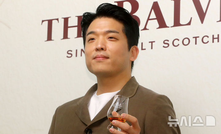 [서울=뉴시스] 김혜진 기자 = 안성재 셰프가 26일 오전 서울 성동구 피치스 도원에서 열린 위스키 브랜드 발베니 메이커스 포토 행사에서 포즈를 취하고 있다. 2025.05.26. jini@newsis.com
