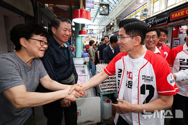[안성=뉴시스] 권창회 기자 = 김문수 국민의힘 대선 후보가 26일 경기 안성시 안성중앙시장 인근에서 열린 유세를 마치고 시장을 방문해 상인들과 인사하고 있다. 2025.05.26. kch0523@newsis.com