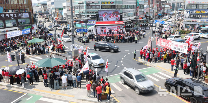 [안성=뉴시스] 권창회 기자 = 김문수 국민의힘 대선 후보가 26일 경기 안성시 안성중앙시장 인근에서 열린 유세에서 지지호소를 하고 있다. 2025.05.26. kch0523@newsis.com