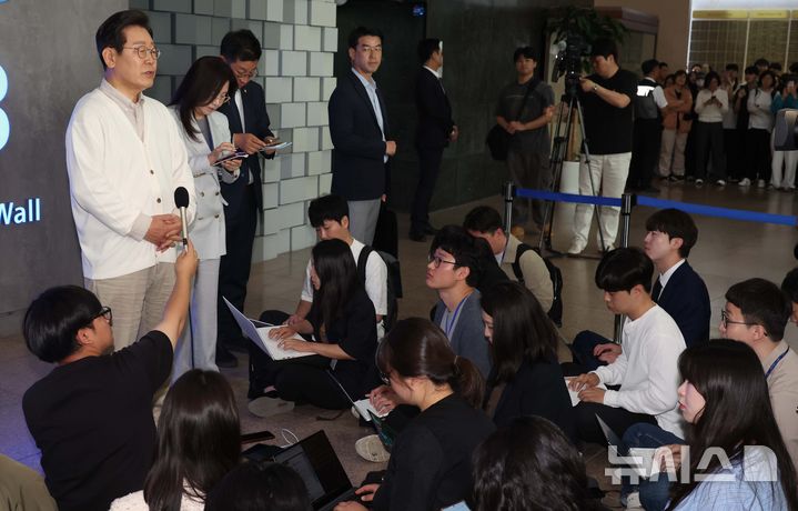 [수원=뉴시스] 조성봉 기자 = 이재명 더불어민주당 대선 후보가 26일 경기 수원시 영통구 아주대학교 혁신공유라운지에서 대학생 간담회를 마치고 취재진의 질문에 답변하고 있다. 2025.05.26. suncho21@newsis.com