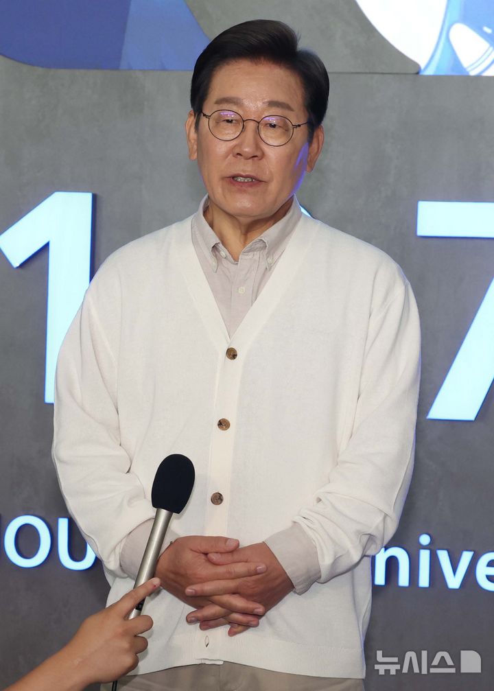 [수원=뉴시스] 조성봉 기자 = 이재명 더불어민주당 대선 후보가 26일 경기 수원시 영통구 아주대학교 혁신공유라운지에서 대학생 간담회를 마치고 취재진의 질문에 답변하고 있다. 2025.05.26. suncho21@newsis.com