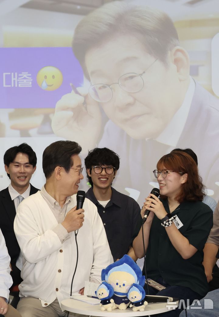 [수원=뉴시스] 조성봉 기자 = 이재명 더불어민주당 대선 후보가 26일 경기 수원시 영통구 아주대학교 혁신공유라운지에서 열린 대학생 간담회에서 대학생의 질문에 답변하고 있다. 2025.05.26. suncho21@newsis.com