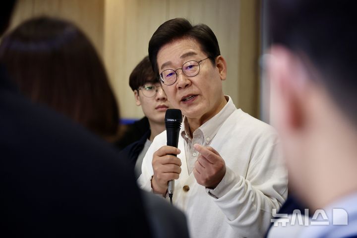 [수원=뉴시스] 조성봉 기자 = 이재명 더불어민주당 대선 후보가 26일 경기 수원시 영통구 아주대학교 혁신공유라운지에서 열린 대학생 간담회에서 발언을  하고 있다. 2025.05.26. suncho21@newsis.com