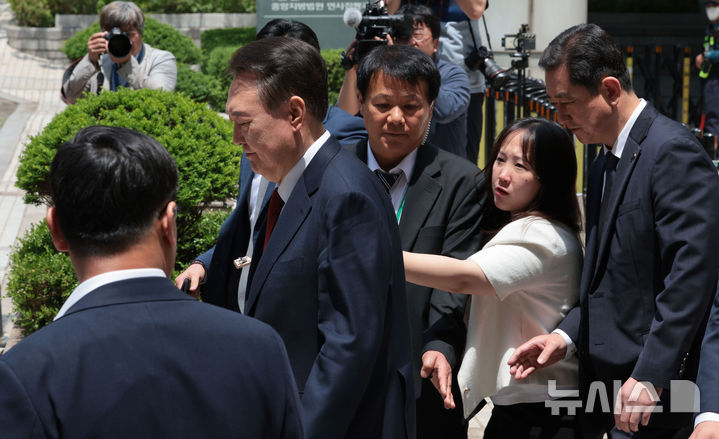 [서울=뉴시스] 사진공동취재단 = 윤석열 전 대통령이 26일 서울 서초구 서울중앙지방법원에서 열린 내란 우두머리 혐의·직권남용 권리행사 방해 혐의 사건 5차 오전 공판을 마친 뒤 차량으로 향하고 있다. 2025.05.26. photo@newsis.com