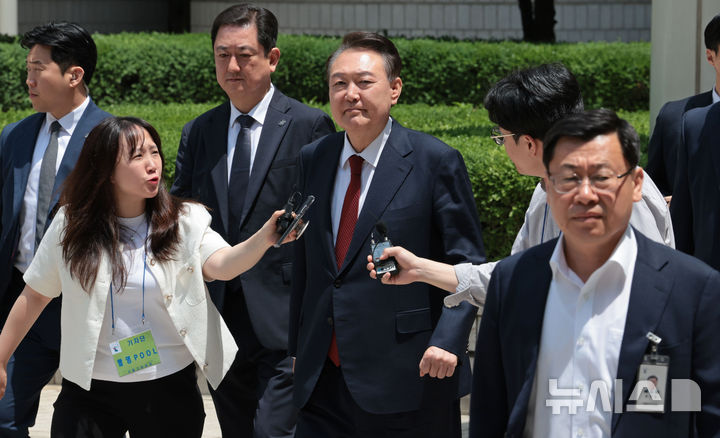 [서울=뉴시스] 사진공동취재단 = 윤석열 전 대통령이 26일 서울 서초구 서울중앙지방법원에서 열린 내란 우두머리 혐의·직권남용 권리행사 방해 혐의 사건 5차 오전 공판을 마친 뒤 차량으로 향하고 있다. 2025.05.26. photo@newsis.com