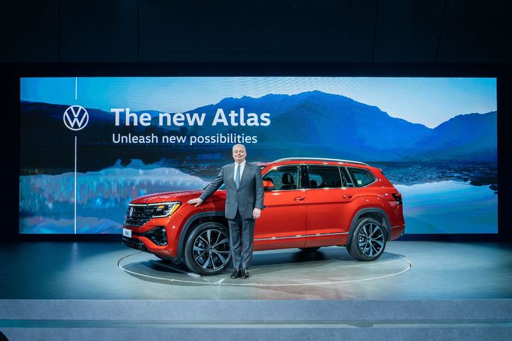 [서울=뉴시스] 폭스바겐코리아가 지난 5월26일 오전 인천 중구 영종도 스튜디오파라다이스에서 개최한 대형 SUV ‘신형 아틀라스’ 출시 행사에서 틸 셰어(Till Scheer) 폭스바겐그룹코리아 대표이사 사장이 신형 아틀라스와 함께 포토타임을 갖고 있다. (사진=폭스바겐코리아 제공) 2025.05.26. photo@newsis.com *재판매 및 DB 금지