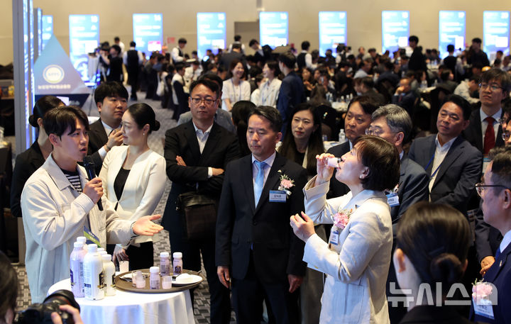 [서울=뉴시스] 김금보 기자 = 송미령 농림축산식품부 장관이 26일 서울 용산구 서울드래곤시티에서 열린 '2025 농식품 기술투자 로드쇼'에서 유제품을 시음하고 있다. 2025.05.26. kgb@newsis.com