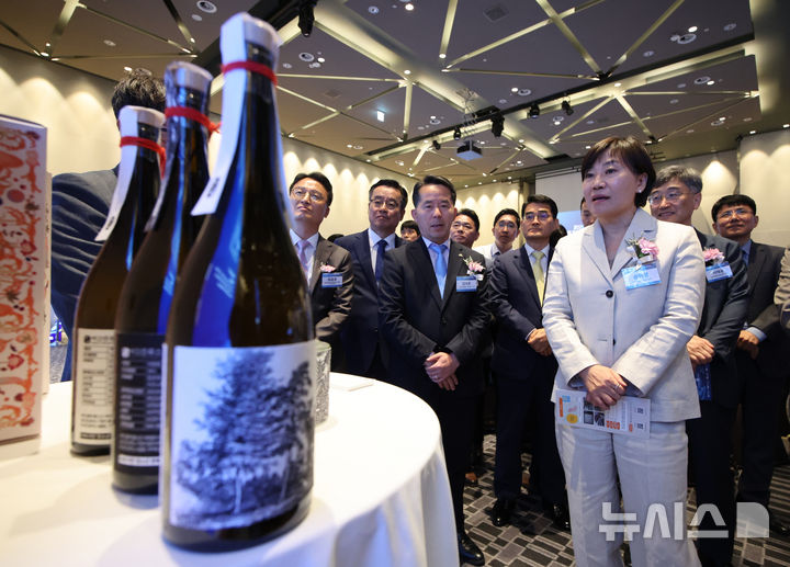 [서울=뉴시스] 김금보 기자 = 송미령 농림축산식품부 장관이 지난 5월 26일 서울 용산구 서울드래곤시티에서 열린 '2025 농식품 기술투자 로드쇼'에서 푸드테크 전통주 상품을 살펴보고 있는 모습. 2025.05.26. kgb@newsis.com