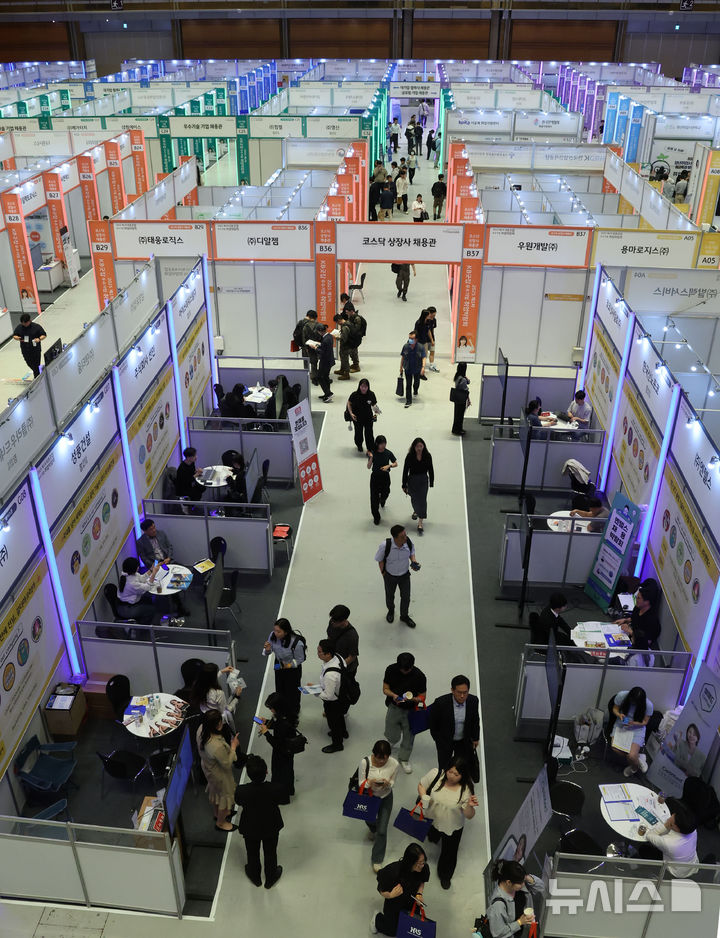 [서울=뉴시스] 조수정 기자 = 26일 서울 강남구 코엑스에서 열린 2025 제1차 KB굿잡 우수기업 취업박람회에서 취업준비생들이 채용 상담 등을 받고 있다. 2025.05.26. chocrystal@newsis.com