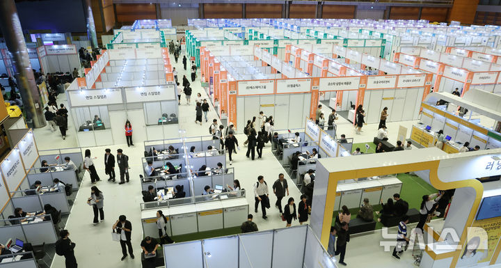 [서울=뉴시스] 조수정 기자 = 26일 서울 강남구 코엑스에서 열린 2025 제1차 KB굿잡 우수기업 취업박람회에서 취업준비생들이 채용 상담 등을 받고 있다. 2025.05.26. chocrystal@newsis.com
