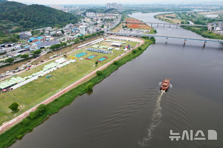[나주=뉴시스] 제21회 영산포 홍어·한우 축제장과 영산강을 거슬러 올라가는 왕건호 유람선. (사진=나주시 제공) 2025.05.26. photo@newsis.com