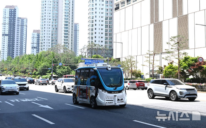 [수원=뉴시스] 김종택 기자 = 26일 경기 수원시 영통구 광교일대에서 자율주행차량이 시운전을 하고 있다. 2025.05.26. jtk@newsis.com