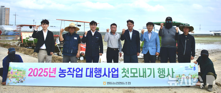 [광주·무안=뉴시스] 농협중앙회 광주지역본부는 26일 광주 평동농협과 함께 광산구 용곡동 일대에서 풍년을 기원하는 첫 모내기 행사를 했다. (사진=농협 광주본부 제공) 2025.05.26. photo@newsis.com *재판매 및 DB 금지