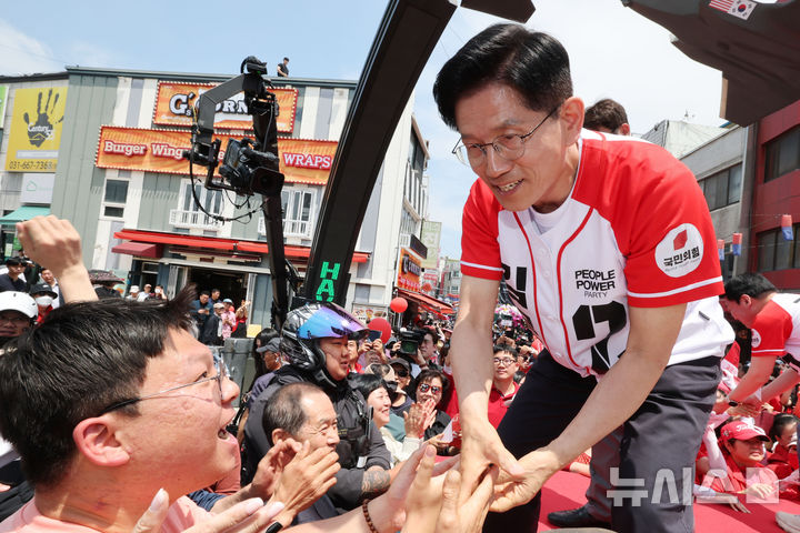 [평택=뉴시스] 권창회 기자 = 김문수 국민의힘 대선 후보가 26일 경기 평택시 K-55미군기지 인근에서 열린 유세에서 지지자들과 인사를 나누고 있다. (공동취재) 2025.05.26. photo@newsis.com