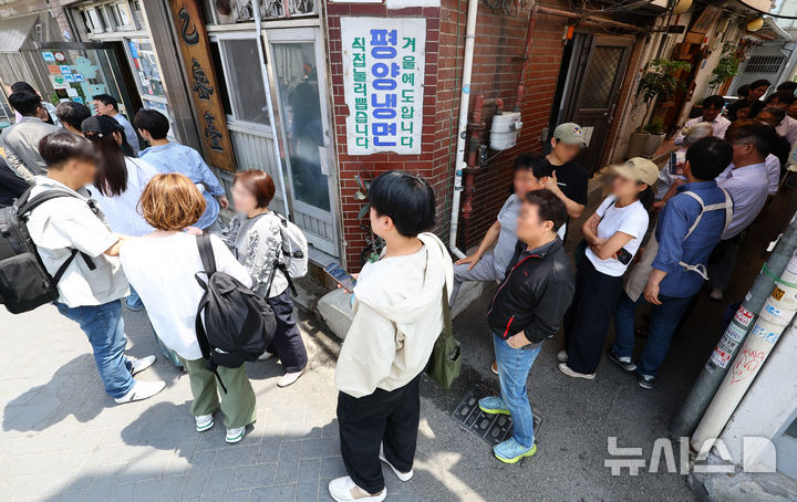 [서울=뉴시스] 황준선 기자 = 서울의 한낮 기온이 26도를 넘는 등 초여름 날씨를 보인 26일 서울 시내 한 냉면 전문점을 찾은 시민들이 식사를 위해 줄 서 있다. 2025.05.26. hwang@newsis.com