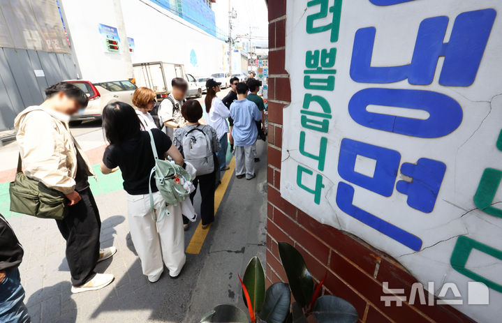 [서울=뉴시스] 황준선 기자 = 서울의 한낮 기온이 26도를 넘는 등 초여름 날씨를 보인 26일 서울 시내 한 냉면 전문점을 찾은 시민들이 식사를 위해 줄 서 있다. 2025.05.26. hwang@newsis.com
