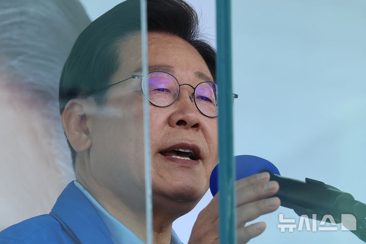 [수원=뉴시스] 조성봉 기자 = 이재명 더불어민주당 대선후보가 26일 경기 수원시 팔달문 영동시장 입구에서 열린 집중유세에서 연설하고 있다. (공동취재) 2025.05.26. photo@newsis.com
