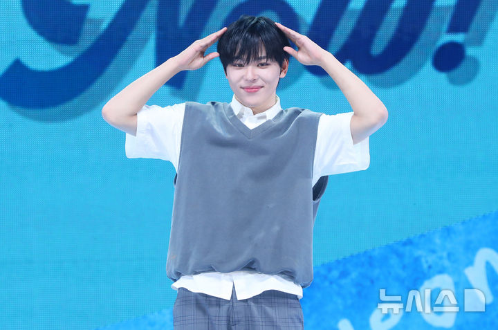 [서울=뉴시스] 김혜진 기자 = 그룹 킥플립 아마루가 26일 오후 서울 광진구 예스24라이브홀에서 진행된 두 번째 미니앨범 'Kick Out, Flip Now!(킥 아웃, 플립 나우!)' 발매 기념 쇼케이스에서 포즈를 취하고 있다. 2025.05.26. jini@newsis.com