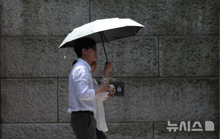 [서울=뉴시스] 황준선 기자 = 서울의 한낮 기온이 26도를 넘는 등 초여름 날씨를 보인 26일 서울 중구 청계천에서 양산을 쓴 시민들이 이동하고 있다. 2025.05.26. hwang@newsis.com