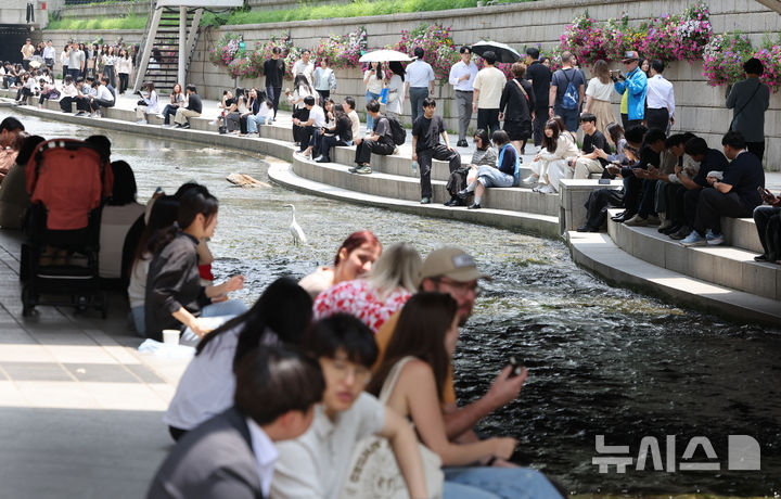 [서울=뉴시스] 황준선 기자 = 서울의 한낮 기온이 26도를 넘는 등 초여름 날씨를 보인 26일 서울 중구 청계천에서 시민들이 그늘 밑에서 휴식을 취하고 있다. 2025.05.26. hwang@newsis.com