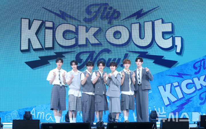 [서울=뉴시스] 김혜진 기자 = 그룹 킥플립(왼쪽부터 주왕, 동화, 아마루, 계훈, 케이주, 동현, 민제)이 26일 오후 서울 광진구 예스24라이브홀에서 진행된 두 번째 미니앨범 'Kick Out, Flip Now!(킥 아웃, 플립 나우!)' 발매 기념 쇼케이스에서 포즈를 취하고 있다. 2025.05.26. jini@newsis.com