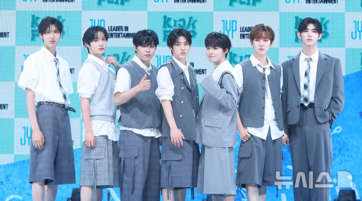 [서울=뉴시스] 김혜진 기자 = 그룹 킥플립(왼쪽부터 주왕, 동화, 아마루, 계훈, 케이주, 동현, 민제)이 26일 오후 서울 광진구 예스24라이브홀에서 진행된 두 번째 미니앨범 'Kick Out, Flip Now!(킥 아웃, 플립 나우!)' 발매 기념 쇼케이스에서 포즈를 취하고 있다. 2025.05.26. jini@newsis.com