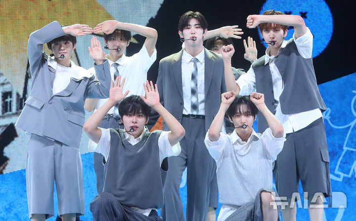 [서울=뉴시스] 김혜진 기자 = 그룹 킥플립(왼쪽부터 주왕, 동화, 아마루, 계훈, 케이주, 동현, 민제)이 26일 오후 서울 광진구 예스24라이브홀에서 진행된 두 번째 미니앨범 'Kick Out, Flip Now!(킥 아웃, 플립 나우!)' 발매 기념 쇼케이스에서 무대를 선보이고 있다. 2025.05.26. jini@newsis.com