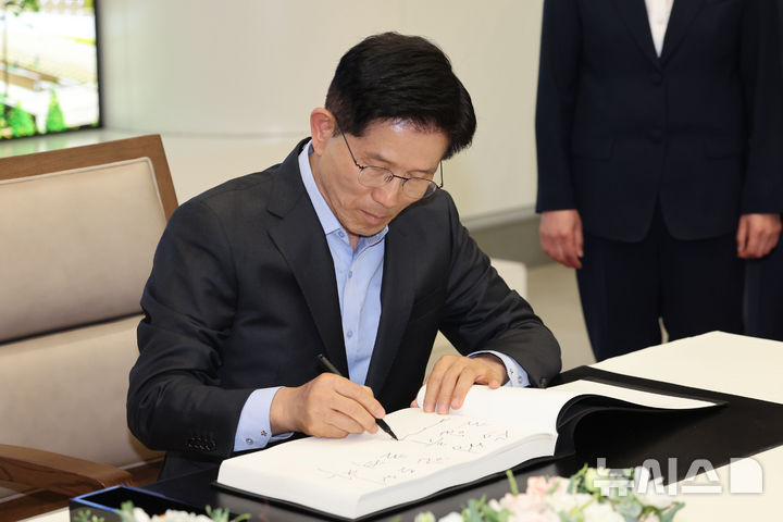 [평택=뉴시스] 권창회 기자 = 김문수 국민의힘 대선 후보가 26일 경기 평택시 삼성전자 평택캠퍼스를 방문해 방명록을 작성하고 있다. 2025.05.26. kch0523@newsis.com