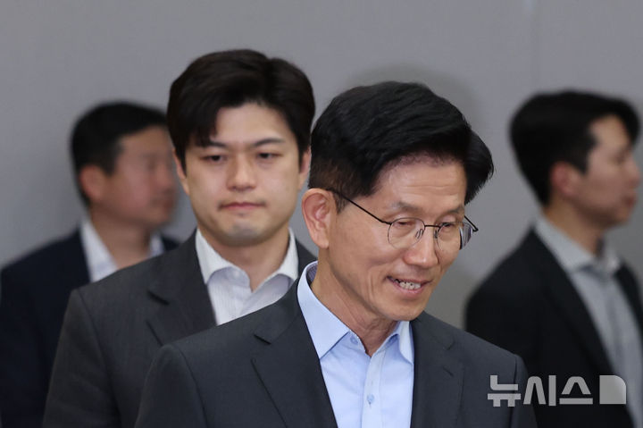 [평택=뉴시스] 권창회 기자 = 김문수 국민의힘 대선 후보가 26일 경기 평택시 삼성전자 평택캠퍼스를 방문해 김용태 비대위원장과 함께 간담회실로 들어서고 있다. 2025.05.26. kch0523@newsis.com