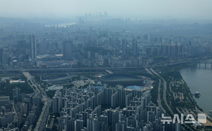 [서울=뉴시스] 조수정 기자 = 26일 서울 송파구 롯데월드타워 전망대 서울스카이에서 바라본 서울 송파구와 강남구, 서초구 아파트. 2025.05.26. chocrystal@newsis.com