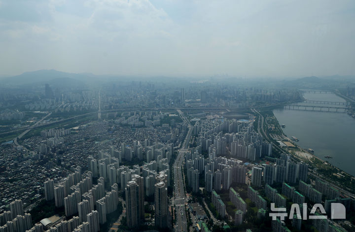 [서울=뉴시스] 조수정 기자 = 지난 26일 서울 송파구 롯데월드타워 전망대 서울스카이에서 바라본 서울 송파구와 강남구, 서초구 아파트. 2025.05.29. chocrystal@newsis.com