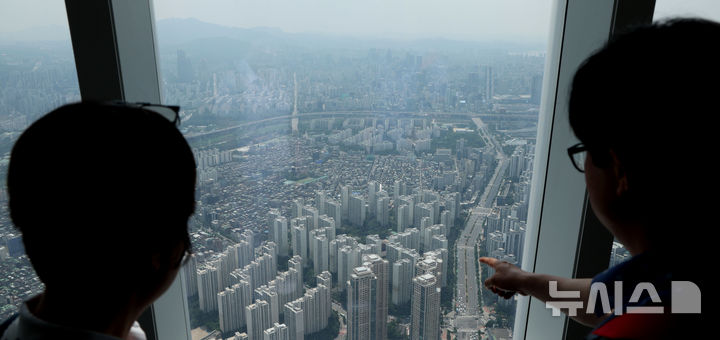 [서울=뉴시스] 지난 5월26일 서울 송파구 롯데월드타워 전망대 서울스카이에서 시민들이 서울 강남, 송파, 서초권 아파트를 바라보는 모습. 2025.09.12. (사진=뉴시스DB) photo@newsis.com