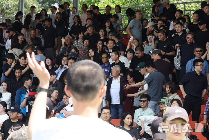 [논산=뉴시스] 김명년 기자 = 26일 오후 충남 논산 육군훈련소에서 열린 현역병 입영 행사에서 입영장정이 가족에게 인사하고 있다. 2025.05.26. kmn@newsis.com