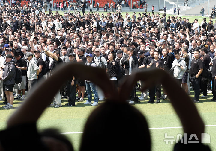[논산=뉴시스] 김명년 기자 = 26일 오후 충남 논산 육군훈련소에서 열린 현역병 입영 행사에서 입영장정 가족이 두 팔로 하트를 만들어 보이고 있다. 2025.05.26. kmn@newsis.com
