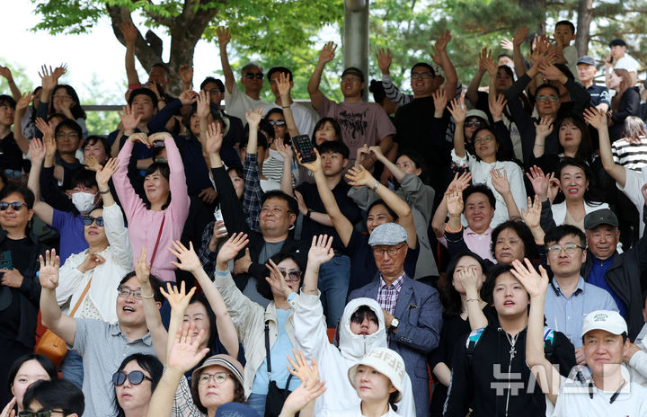 [논산=뉴시스] 김명년 기자 = 26일 오후 충남 논산 육군훈련소에서 열린 현역병 입영 행사에서 입영장정 가족들이 손을 흔들며 인사를 하고 있다. 2025.05.26. kmn@newsis.com