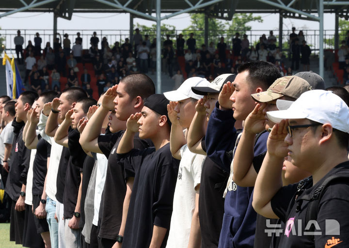 [논산=뉴시스] 김명년 기자 = 26일 오후 충남 논산 육군훈련소에서 열린 현역병 입영 행사에서 입영장정들이 경례하고 있다. 2025.05.26. kmn@newsis.com