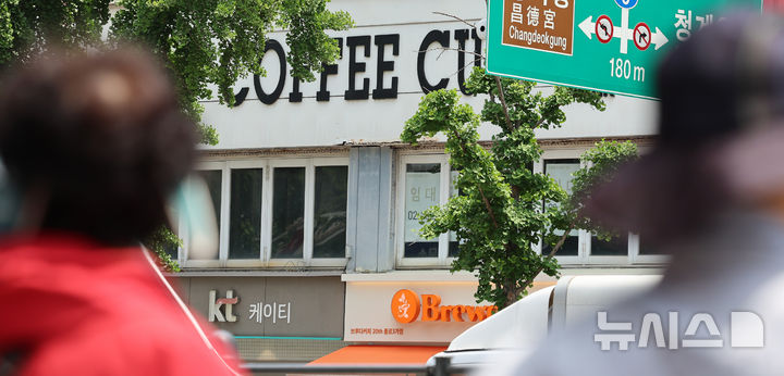 [서울=뉴시스] 이영환 기자 = 26일 서울 시내의 폐업한 카페가 보이고 있다. 2025.05.26. 20hwan@newsis.com