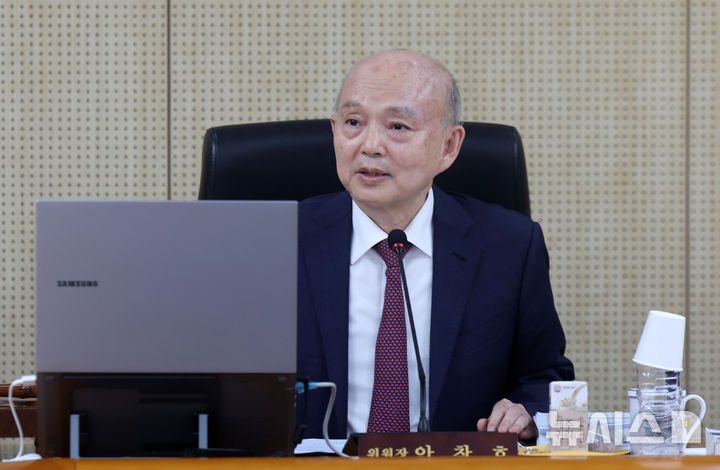 [서울=뉴시스] 홍효식 기자 = 안창호 국가인권위원회 위원장이 26일 서울 중구 국가인권위원회에서 열린 제11차 전원위원회를 주재하고 있다. 이날 전원위원회에서는 세계국가인권기구연합(간리·GANHRI) 승인소위 특별심사 답변서 제출의 건을 의결한다. 2025.05.26. yesphoto@newsis.com
