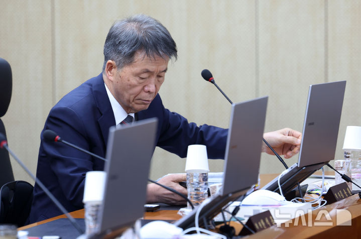 [서울=뉴시스] 홍효식 기자 = 김용원 국가인권위원회 상임위원이 지난 26일 서울 중구 국가인권위원회에서 열린 제11차 전원위원회에 참석하고 있다. 2025.05.26. yesphoto@newsis.com