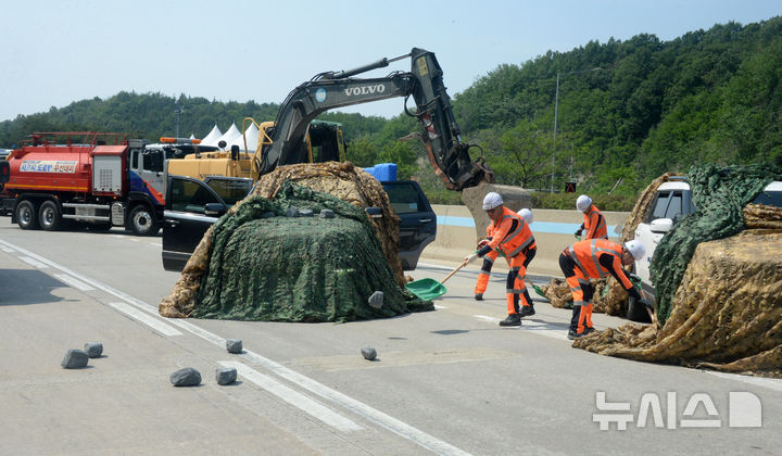 [완주=뉴시스] 김얼 기자 = 올해 재난대응 안전한국훈련이 열린 26일 전북 완주군 익산장수고속도로 완주휴게소에서 관계자들이 실전과 같은 모습으로 훈련을 하고 있다. 2025.05.26. pmkeul@newsis.com