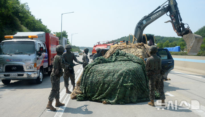 [완주=뉴시스] 김얼 기자 = 올해 재난대응 안전한국훈련이 열린 26일 전북 완주군 익산장수고속도로 완주휴게소에서 관계자들이 실전과 같은 모습으로 훈련을 하고 있다. 2025.05.26. pmkeul@newsis.com