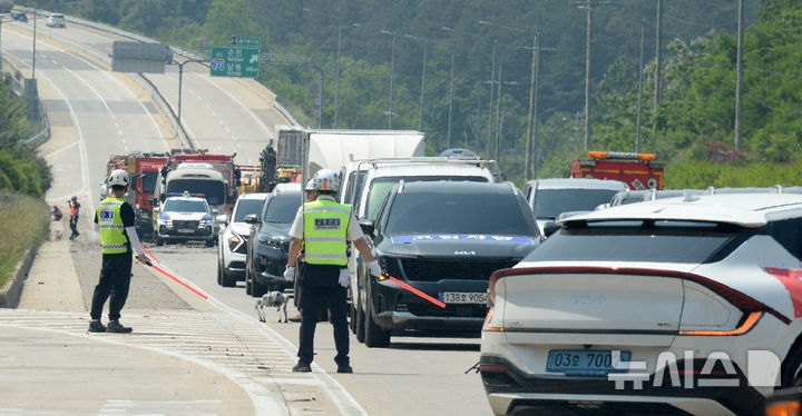 [완주=뉴시스] 김얼 기자 = 올해 재난대응 안전한국훈련이 열린 26일 전북 완주군 익산장수고속도로 완주휴게소에서 관계자들이 실전과 같은 모습으로 훈련을 하고 있다. 2025.05.26. pmkeul@newsis.com