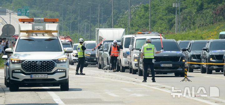 [완주=뉴시스] 김얼 기자 = 2025년 재난대응 안전한국훈련이 열린 26일 전북 완주군 익산장수고속도로 완주휴게소에서 관계자들이 실전과 같은 모습으로 훈련을 하고 있다. 2025.05.26. pmkeul@newsis.com