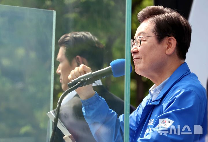 [용인=뉴시스] 조성봉 기자 = 이재명 더불어민주당 대선 후보가 26일 경기 용인시 수지구 단국대 죽전캠퍼스 정문에서 열린 유세에서 시민들에게 지지를 호소하고 있다. 2025.05.26. suncho21@newsis.com