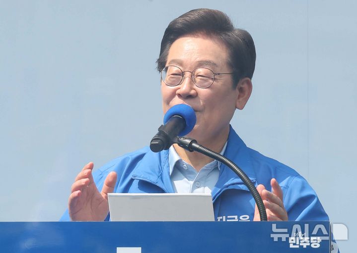 [용인=뉴시스] 조성봉 기자 = 이재명 더불어민주당 대선 후보가 26일 경기 용인시 수지구 단국대 죽전캠퍼스 정문에서 열린 유세에서 시민들에게 지지를 호소하고 있다. 2025.05.26. suncho21@newsis.com